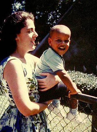 El hoy presidente electo aparece en esta vieja foto de niño con su madre, Ann Durham.