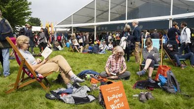 Visitantes del Hay Festival de Gales durante su última edición presencial, en mayo de 2019.