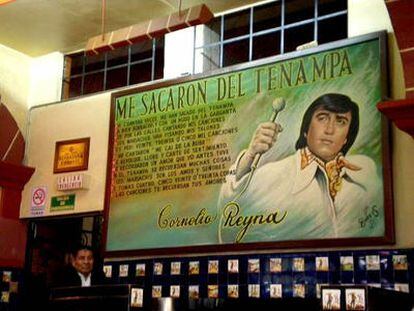 Salón Tenampa de Ciudad de México, templo mariachi, donde un cartel reproduce la letra de los Relámpagos del Norte que lo inmortalizó