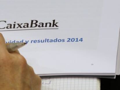 Informe de resultados de Caixabank en manos de un periodista.