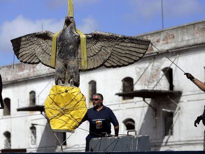 El operativo donde rescatan el águila del acorazado alemán 'Graf Spee' de la Segunda Guerra Mundial en Montevideo (Uruguay).