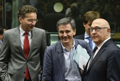 El president de l'Eurogrup, Jeroen Dijsselbloem, amb el ministre de Finances grec, Euclidis Tsakalotos, i el seu homòleg francès, Michel Sapin, avui a Brussel·les.