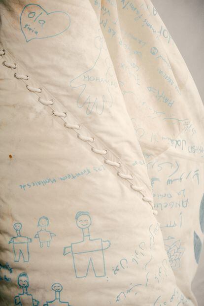 Detalles de la capa con las firmas de los 75 refugiados que han participado en el proyecto.