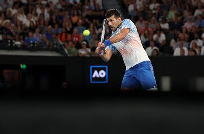 Djokovic golpea la pelota durante el partido contra De Miñaur en Melbourne.
