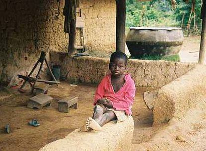 Joachim, de 10 años, el menor de los tres niños en los que se centra el reportaje, en su campamento de trabajo en Meayí (Costa de Marfil).
Niños trabajadores en Benin.
EL CONSEJO DEL POBLADO. Decisión: vender a los niños.
