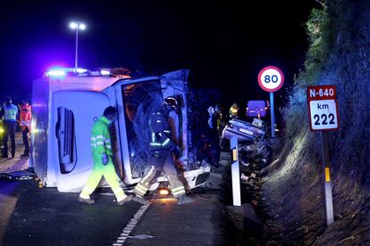 Lugar del accidente entre un turismo y un camión en el que han perdido la vida tres jóvenes que viajaban en el automóvil, este miércoles por la noche en Caldas de Reis, Pontevedra.