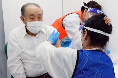 Un hombre es vacunado contra la covid el 14 de abril en Nagoya, en Japón.