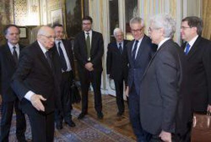 El presidente de Italia, Giorgio Napolitano (segundo por la izquierda) se reuni&oacute; ayer con el comit&eacute; de sabios, un grupo de notables que debe presentar propuestas econ&oacute;micas e institucionales para sacar adelante el pa&iacute;s.