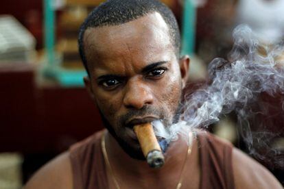 Retrato de Yosvani Herrera (36) en la fábrica de cigarrillos H. Upmann en La Habana (Cuba).