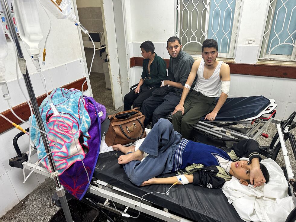 Un niño palestino diagnosticado de gastroenteritis recibe tratamiento en un hospital de Rafah este martes. 