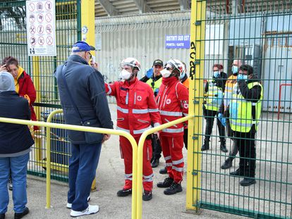 Dos sanitarios miden la temperatura de los asistentes al partido entre el Lecce y la Atalanta, este domingo en Lecce (Italia).