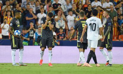 El delantero Cristiano Ronaldo  se lamenta tras ser expulsado ante el Valencia.