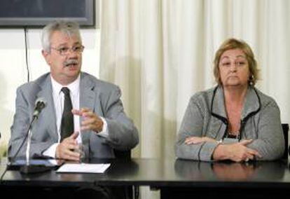 El ministro de Transporte y Obras Públicas de Uruguay, Enrique Pintado (i), y la ministra uruguaya de Turismo y Deporte, Liliam Kechichián (d), participan en una rueda de prensa en Montevideo (Uruguay).