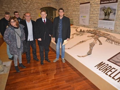 El presidente de la Generalitat,Ximo Puig, con corbata, en la presentaci&oacute;n del dinosauro Morelladon beltrani en Morella.