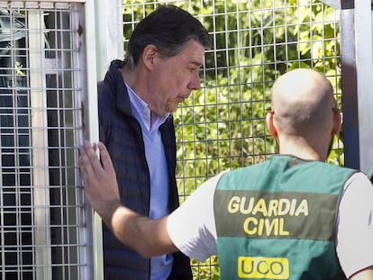 Ignacio González sale hacia la Audiencia Nacional de la comandancia de la Guardia Civil.