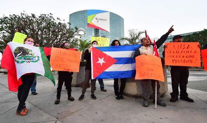 Activistas protestaban la semana pasada en Los Ángeles contra la exclusión de Cuba, Venezuela y Nicaragua de la Cumbre de las Américas.