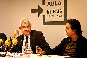 Pasqual Maragall, junto a Joan Subirats durante el coloquio celebrado ayer en EL PAÍS