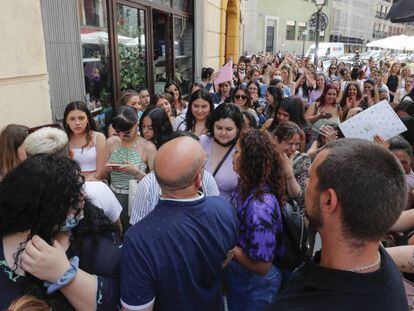 Decenas de personas hicieron cola en el exterior de la tienda temporal de Shein en Madrid.