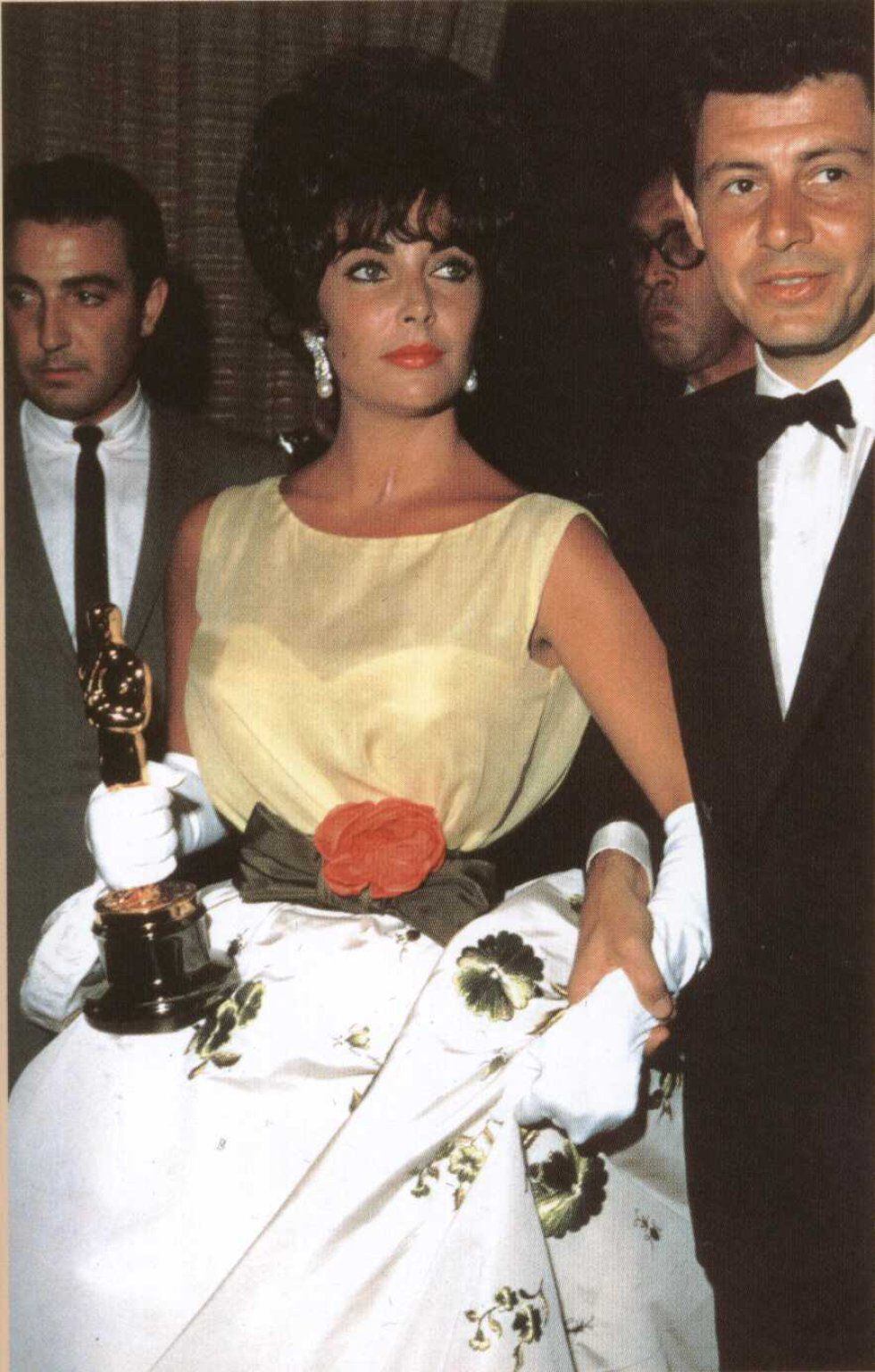 Christian Dior firmaba el modelo que Elizabeth Taylor llevó para recibir el Oscar en 1961.