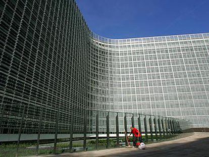 Un trabajador de la limpieza ante la renovada sede de la Comisión Europea en Bruselas.