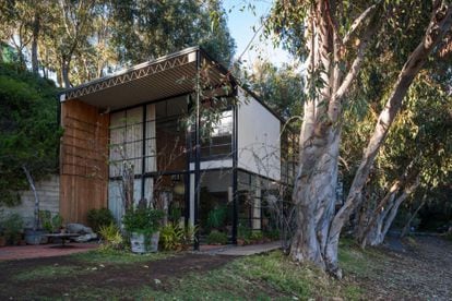 USA, California, Los Angeles-area, Pacific Palisades, Eames House and Studio, former home and studio of mid-20th century designers Charles and Ray Eames
