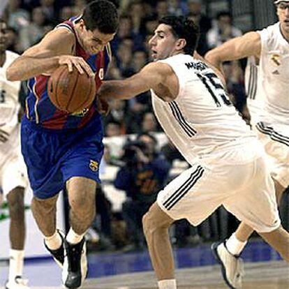 Bodiroga trata de controlar el balón ante la presión de Mumbrú.