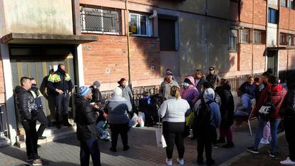 Una familia en el exterior de la vivienda de la que acaban de ser desahuciados, el pasado enero en Barcelona.