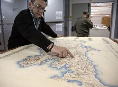 El archivero Luis Magallanes muestra un mapa de la guerra ruso-japonesa.