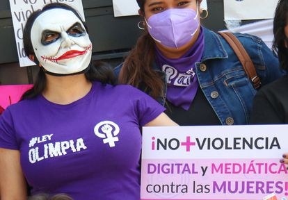 Manifestación feminista feminista en noviembre de 2020 frente al Senado mexicano en apoyo de la Ley Olimpia, que tipifica varios delitos relacionados con el acoso digital.