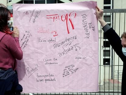 Los compañeros de instituto de Erika, la niña de 14 años asesinada el pasado martes en su edificio de Oviedo, formaron este jueves una gran cadena humana en torno al centro educativo para recordarla.