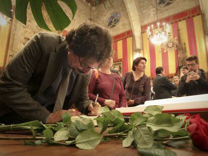 Albert Sánchez Piñol firmando ejemplares de Victus tras el pregón de Sant Jordi