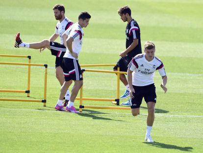 Kroos esprinta ante James y Xabi Alonso en un entrenamiento del Madrid. 