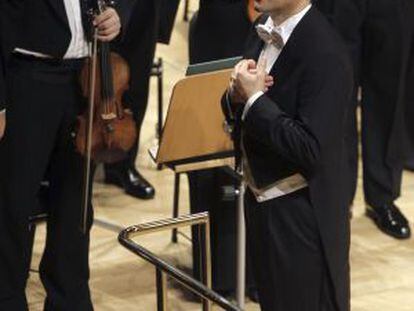 Juan Diego Flórez saluda al inicio del concierto.