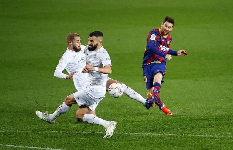 Messi, en la acción de su primer gol al Huesca.