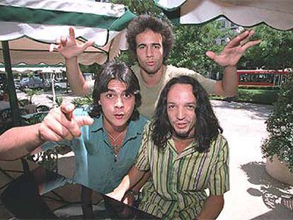 Los Delinqüentes (Benítez, Canijo y Ratón), ayer en el paseo de la Castellana de Madrid.