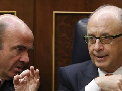 Los exministros de Econom&iacute;a Luis de Guindos y de Hacienda, Crist&oacute;bal Montoro, en 2012, durante el debate de la Ley de Estabilidad Presupuestaria.