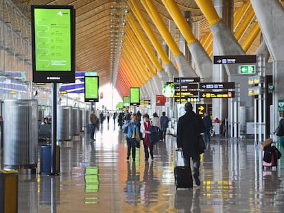 Viajeros en la terminal 4 del aeropuerto madrile&ntilde;o de Barajas.