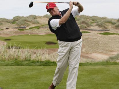 El multimillionario estadounidense Donald Trump jugando al golf en el campo que lleva su nombre en Aberdeen (Escocia), en 2014.