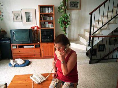 Mujer hablando por teléfono desde su domicilio, en Barcelona,