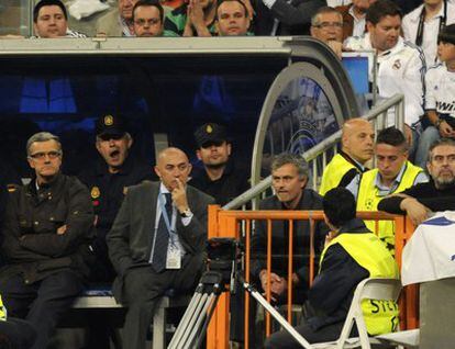 Mourinho en la grada tras ser expulsado.