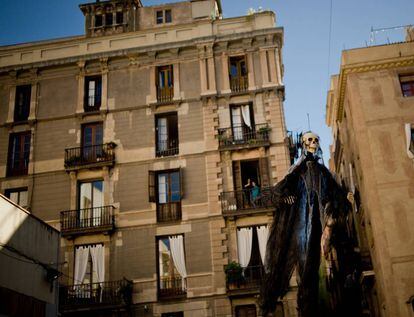 Un enorme esqueleto se pasea por las calles de Barcelona.