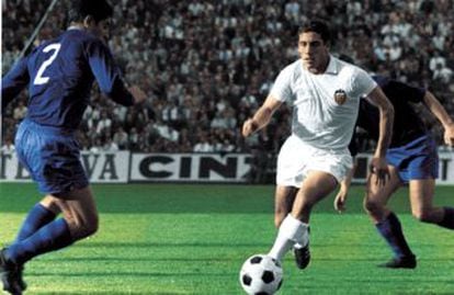 El futbolista Pepe Claramunt en un encuentro con la camiseta del Valencia CF.