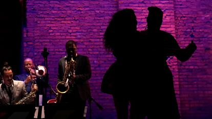 Una pareja de bailarines ensaya en el Joyce Theater de Nueva York el 5 de octubre.