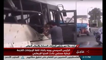 Imatge de l'autobús atacat a Minia de la televisió estatal Nile News.