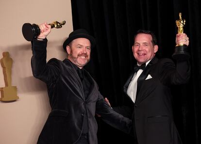 Tarn Willers y Johnnie Burn, ganadores del Oscar a mejor sonido por 'La zona de interés'.