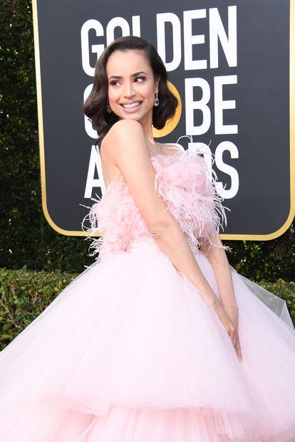 La actriz estadounidense Sofia Carson eligió un llamativo vestido rosa repleto de plumas y tul firmado por Giambattista Valli.