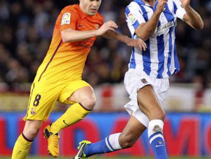 Xabi Prieto persigue a Iniesta, en enero de 2013.