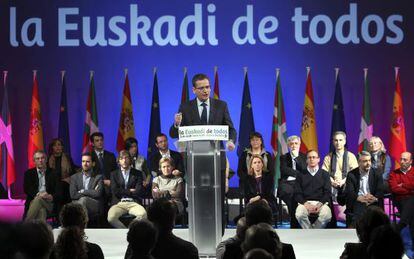 Antonio Basagoiti presenta en el Kursaal (San Sebastián), el sábado pasado, un manifiesto sobre la convivencia en Euskadi.