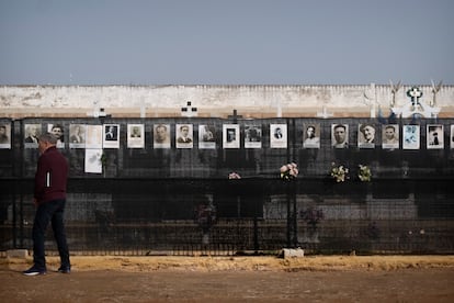  Fotografías de represaliados del franquismo en el cementerio de San Fernando de Sevilla.