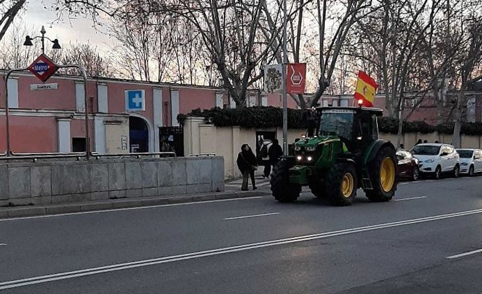 Un tractorista adelantado alcanza la calle de Alcalá a primera hora